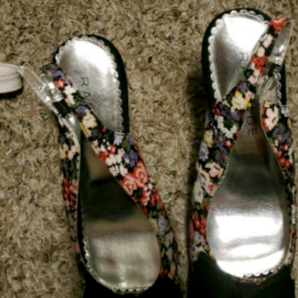 Floats heels with peak toe bows